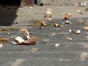 Скандальне будівництво на Театральній закидали яйцями Скандальне будівництво на Театральній закидали яйцями