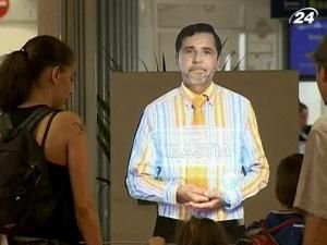 В аэропорту Орли с пассажирами "работают" голограммы В аэропорту Орли с пассажирами "работают" голограммы