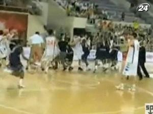 Матч между баскетболистами США и Китая перерос в драку