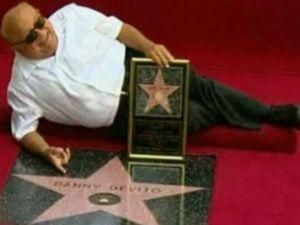 Дэнни Де Вито "зажег" звезду на Аллее Славы в Голливуде