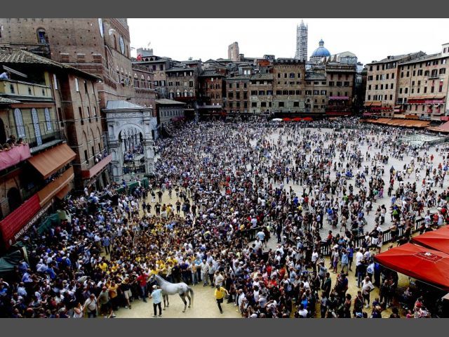 В Италии состоялись скачки на неоседланных лошадях В Италии состоялись скачки на неоседланных лошадях