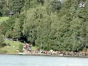 Родичі жертв Брейвіка приїхали на острів Утоя Родичі жертв Брейвіка приїхали на острів Утоя