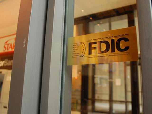 В США закрывают еще два частных банка 