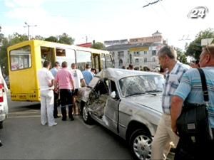 В Симферополе водитель маршрутки потерял сознание и сбил 2 человек 