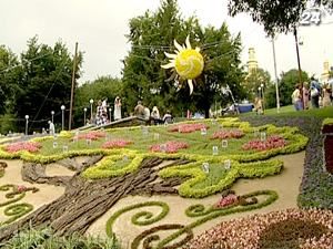 На Певческом поле Киева открыли традиционную выставку цветов На Певческом поле Киева открыли традиционную выставку цветов