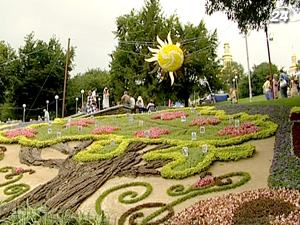 На Певческом поле Киева открыли традиционную выставку цветов 