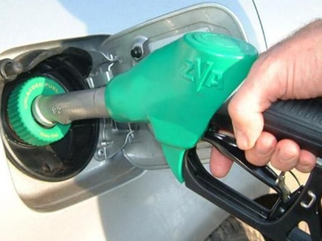 Через Таможенный союз белорусам снова повышают цены на топливо 
