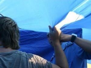 В Харькове "регионалы" и национал-патриоты порвали самый большой стяг Украины В Харькове "регионалы" и национал-патриоты порвали самый большой стяг Украины