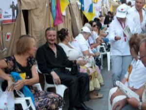 Депутат від "Батьківщини" пошкодив камеру поблизу райсуду у Києві Депутат від "Батьківщини" пошкодив камеру поблизу райсуду у Києві