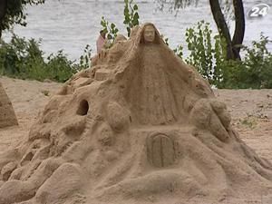 На березі Дніпра звели скульптури з піску