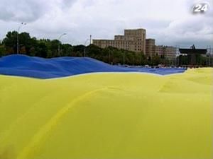 Харків: на найбільшій площі розгорнули найбільший прапор Харків: на найбільшій площі розгорнули найбільший прапор