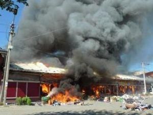 У Мукачеві 5 годин гасили пожежу на ринку У Мукачеві 5 годин гасили пожежу на ринку