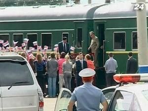 Росія вітає Кім Чен Іра в кращих радянських традиціях Росія вітає Кім Чен Іра в кращих радянських традиціях