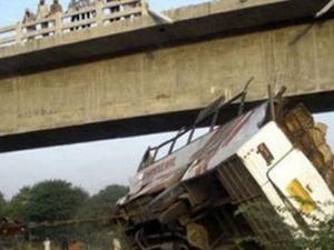 Індія: По дорозі в храм у ДТП загинуло 40 осіб Індія: По дорозі в храм у ДТП загинуло 40 осіб