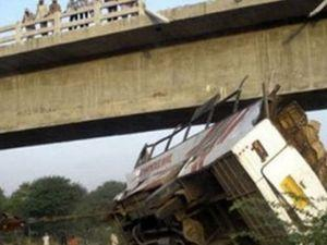 Индия: По дороге в храм в ДТП погибли 40 человек