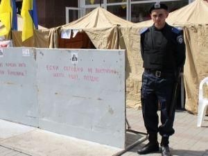 Возле Печерского райсуда "Наша Украина" демонтировала палатки 