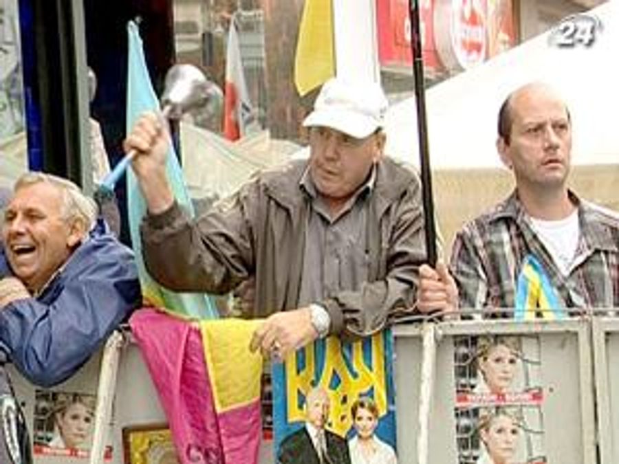 Міліція тимчасово не чіпатиме наметове містечко біля суду - 22 серпня 2011 - Телеканал новин 24 Міліція тимчасово не чіпатиме наметове містечко біля суду - 22 серпня 2011 - Телеканал новин 24