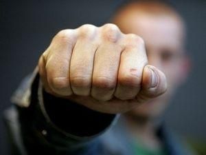 На Луганщине депутат избил и обстрелял милиционеров (ВИДЕО) На Луганщине депутат избил и обстрелял милиционеров (ВИДЕО)