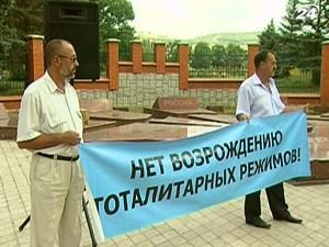 У Сімферополі вшанували жертв сталінізму і нацизму У Сімферополі вшанували жертв сталінізму і нацизму