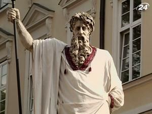 Львов: скульптуры на площади Рынок нарядили в народный костюм Львов: скульптуры на площади Рынок нарядили в народный костюм