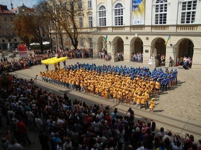Близько 500 танцюристів утворили "живий" прапор у Львові