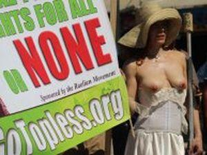 Американские женщины требуют равных прав, сбрасывая одежду