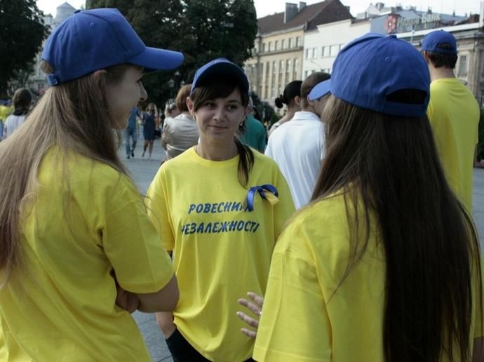 Львовские "ровесники независимости" развернули флаг Украины Львовские "ровесники независимости" развернули флаг Украины