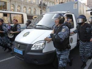 Тимошенко у супроводі бійців "Беркуту" повезли до СІЗО Тимошенко у супроводі бійців "Беркуту" повезли до СІЗО