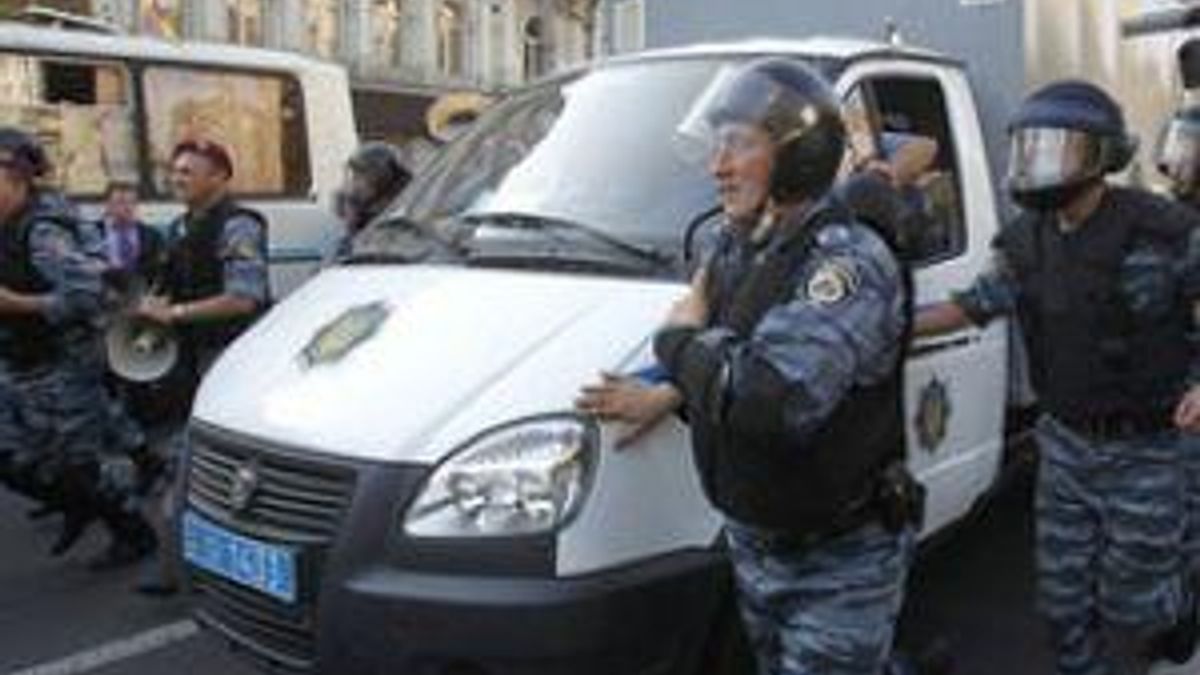 Тимошенко у супроводі бійців "Беркуту" повезли до СІЗО Тимошенко у супроводі бійців "Беркуту" повезли до СІЗО