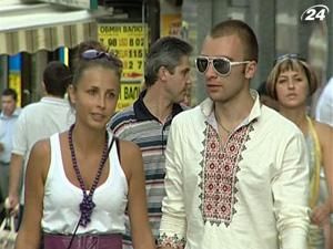 Перед праздником украинцы одели на работу вышиванку