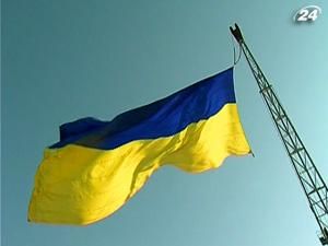 Крым: гигантский флаг подняли над морским заливом