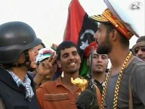 Повстанцы празднуют захват резиденции Каддафи Повстанцы празднуют захват резиденции Каддафи