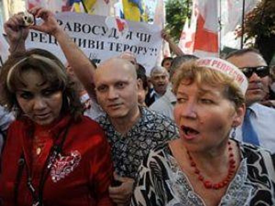Біля Лук'янівського СІЗО проходить акція на підтримку Тимошенко, приїхав зять екс-прем’єрки Біля Лук'янівського СІЗО проходить акція на підтримку Тимошенко, приїхав зять екс-прем’єрки