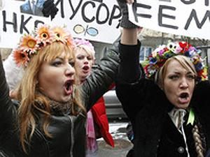 Активістки FEMEN рвуться у Печерський суд Активістки FEMEN рвуться у Печерський суд
