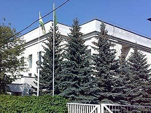 Посольство Ливии в Москве спустило старые флаги