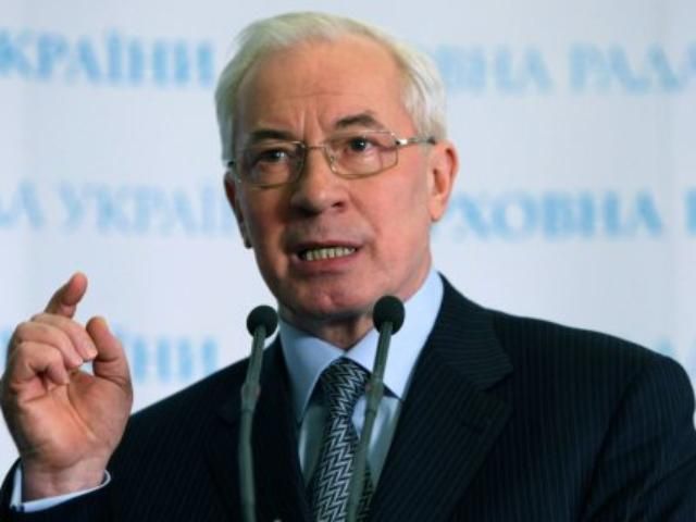 Азаров хоче виготовляти товари для школярів в Україні Азаров хоче виготовляти товари для школярів в Україні