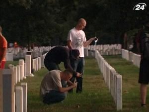 Вирджиния: солдаты фотографируют надгробия своих товарищей 