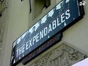 Лотнера і Кейджа запросили до "Нестримних" Лотнера і Кейджа запросили до "Нестримних"