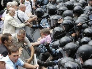 Міліція визнала застосування балончика 24 серпня проти демонстрантів Міліція визнала застосування балончика 24 серпня проти демонстрантів