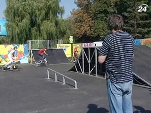 У Києві відкрили перший скейт-парк У Києві відкрили перший скейт-парк