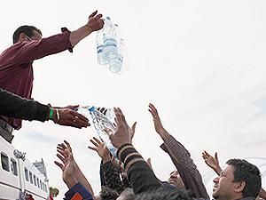 Повстанці обіцяють відновити поставки їжі та води у Тріполі