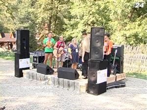 На фестивалі "Потяг до Яремче" знімають оновлену "Червону Руту" На фестивалі "Потяг до Яремче" знімають оновлену "Червону Руту"