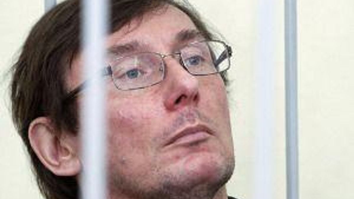 На лаві підсудних Луценко затримається: "вожді підуть у відпустку" На лаві підсудних Луценко затримається: "вожді підуть у відпустку"