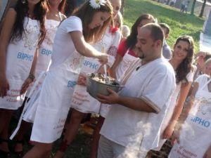 Тернопільські красуні на День міста наварили 300 літрів борщу Тернопільські красуні на День міста наварили 300 літрів борщу