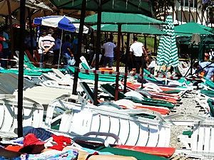 На пляже в Кемере, где взорвалась бомба, все спокойно На пляже в Кемере, где взорвалась бомба, все спокойно