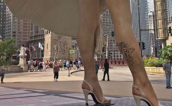 Гигантская Мэрилин Монро теперь с татуировкой Гигантская Мэрилин Монро теперь с татуировкой