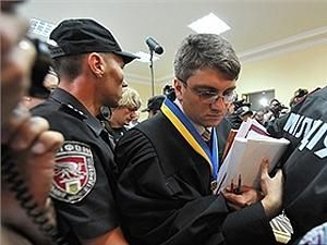 Киреев оставил Тимошенко в СИЗО, закрыл заседание и дал защите день для общения 