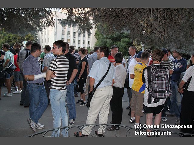 Фанати київського "Динамо" пікетують Печерський райвідділ міліції