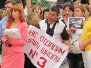 Батьки макіївських шкіл програли апеляцію, але не здаються Батьки макіївських шкіл програли апеляцію, але не здаються