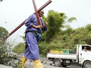 Молясь за здоровье Чавеса, венесуэлец прошел с крестом 500 километров